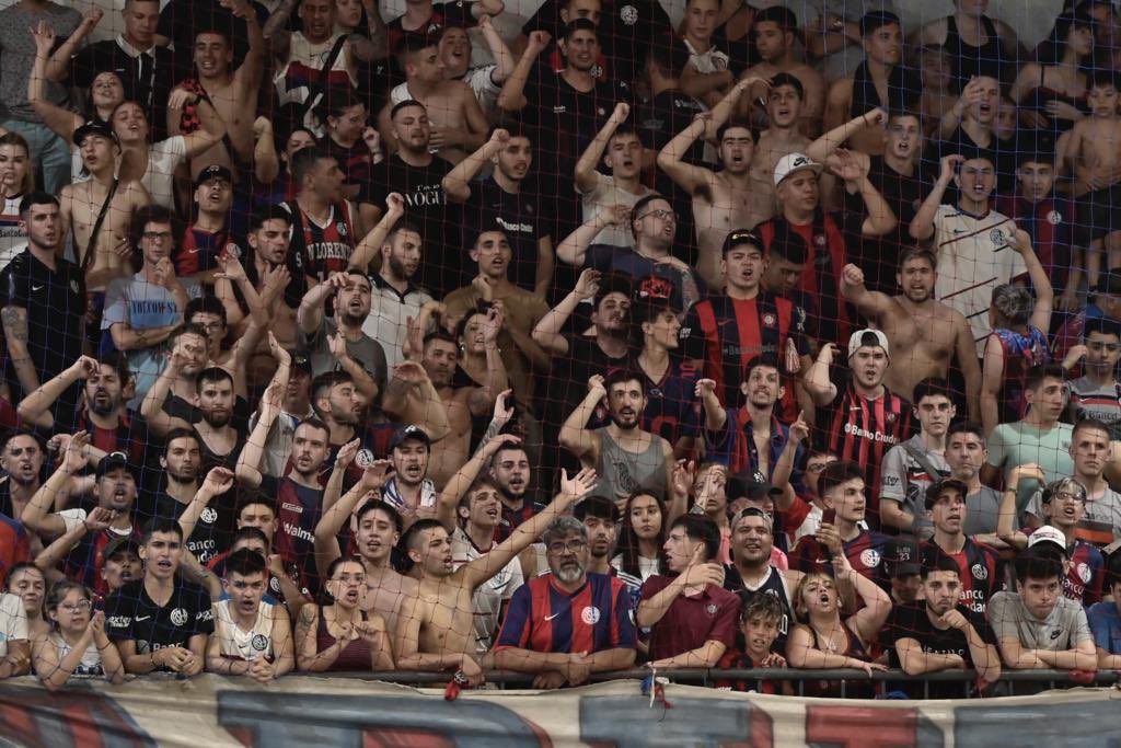 CASLAFutsal's tweet photo. DESDE BOEDOOO SALIOO EL NUEVO CAMPEOOOON 💙❤️ https://t.co/H6Pgj5L44G