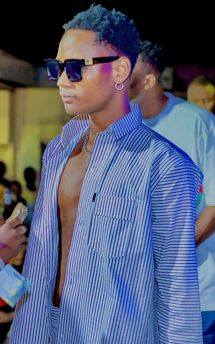 A lot of people keep telling me say I look like <a href="/wizkidayo/">Wizkid</a> na true or false??