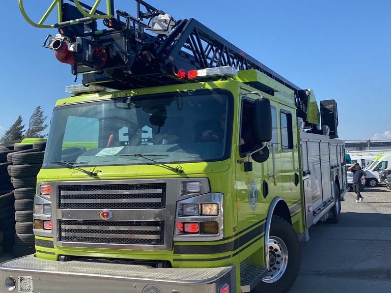#BuenasNoticias <a href="/BomberosdeChile/">Bomberos de Chile</a> #Ovalle

Imágenes de la Escala Mecánica Commander <a href="/RosenbauerGroup/">Rosenbauer Group</a> de la 4ta Cía <a href="/cuartaovalle/">Cuarta Cia. Ovalle</a> que fue retirada hoy del Puerto de San Antonio

Felicitaciones por este tremendo carro y bien por toda la Provincia de #Limarí

facebook.com/photo?fbid=566…