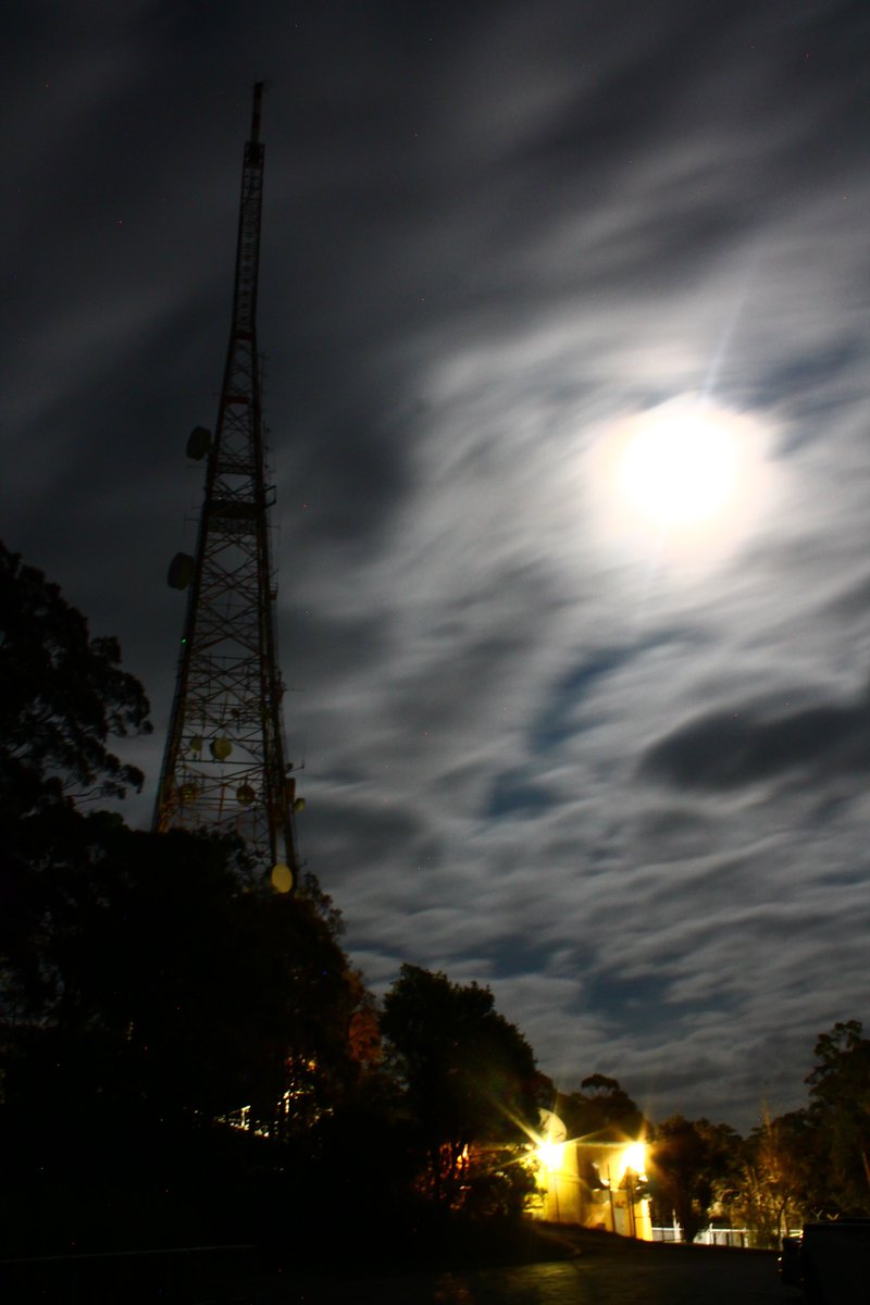 Lennography's tweet photo. long exposure of the radio tower at Mt sugarloaf 
30 second exposures really chew through your battery 😅
#canonphotography #CanonFavPic https://t.co/x1jW60zKOS