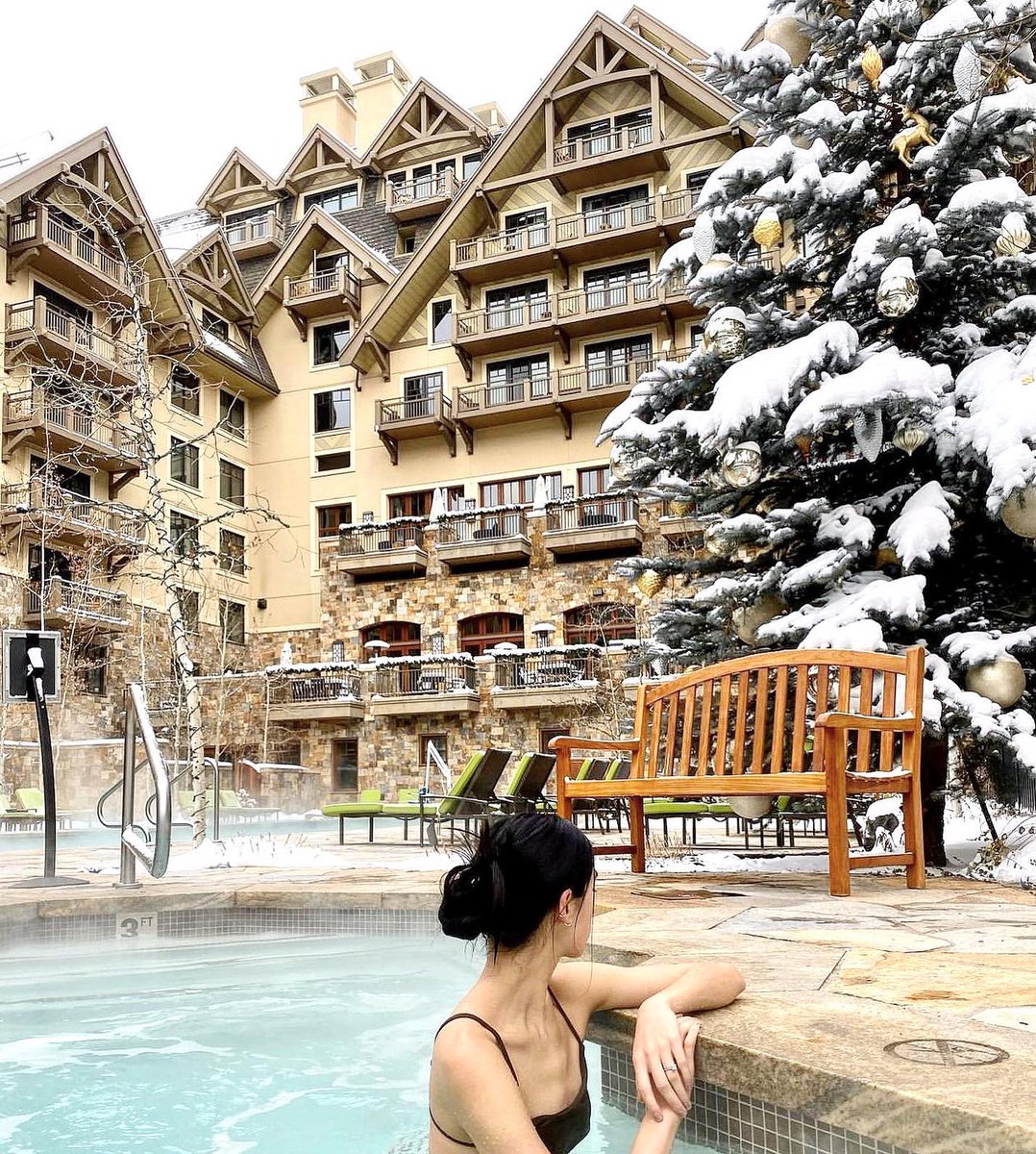 FSVail's tweet image. Watching the falling snow from our outdoor spa tub is a winter experience you didn’t know you needed… until now. Find your moment of bliss at #FSVail. bit.ly/3VJqJBO #Vail #FourSeasons