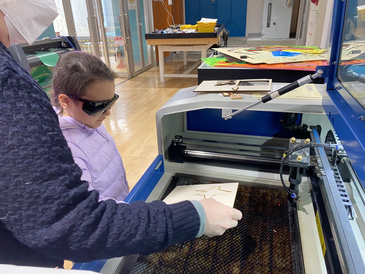 NIS_ELC's tweet photo. The Magic of Design! A Kindergartener visited a Middle School Design Lab today to create a star for her project. “I was so excited because I didn’t know how it would work.” #howweexpressourselves #woodworking #design #NISinquire #ELCartshow2022 https://t.co/sM1VuYuYZl