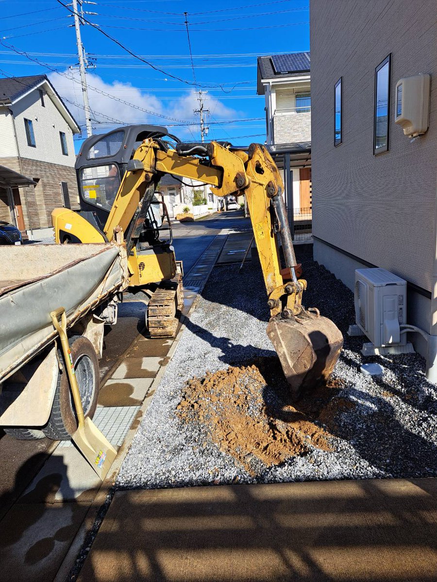 With_L_C's tweet photo. 駐車場の土間コンクリート工事が完了しました！
いままで駐車するたびに小石が道路に出てしまっていたのが、ストレスなく駐車できるようになった、と仰っていただけました！
#リフォーム　#外構リフォーム https://t.co/XYFDF46EPq