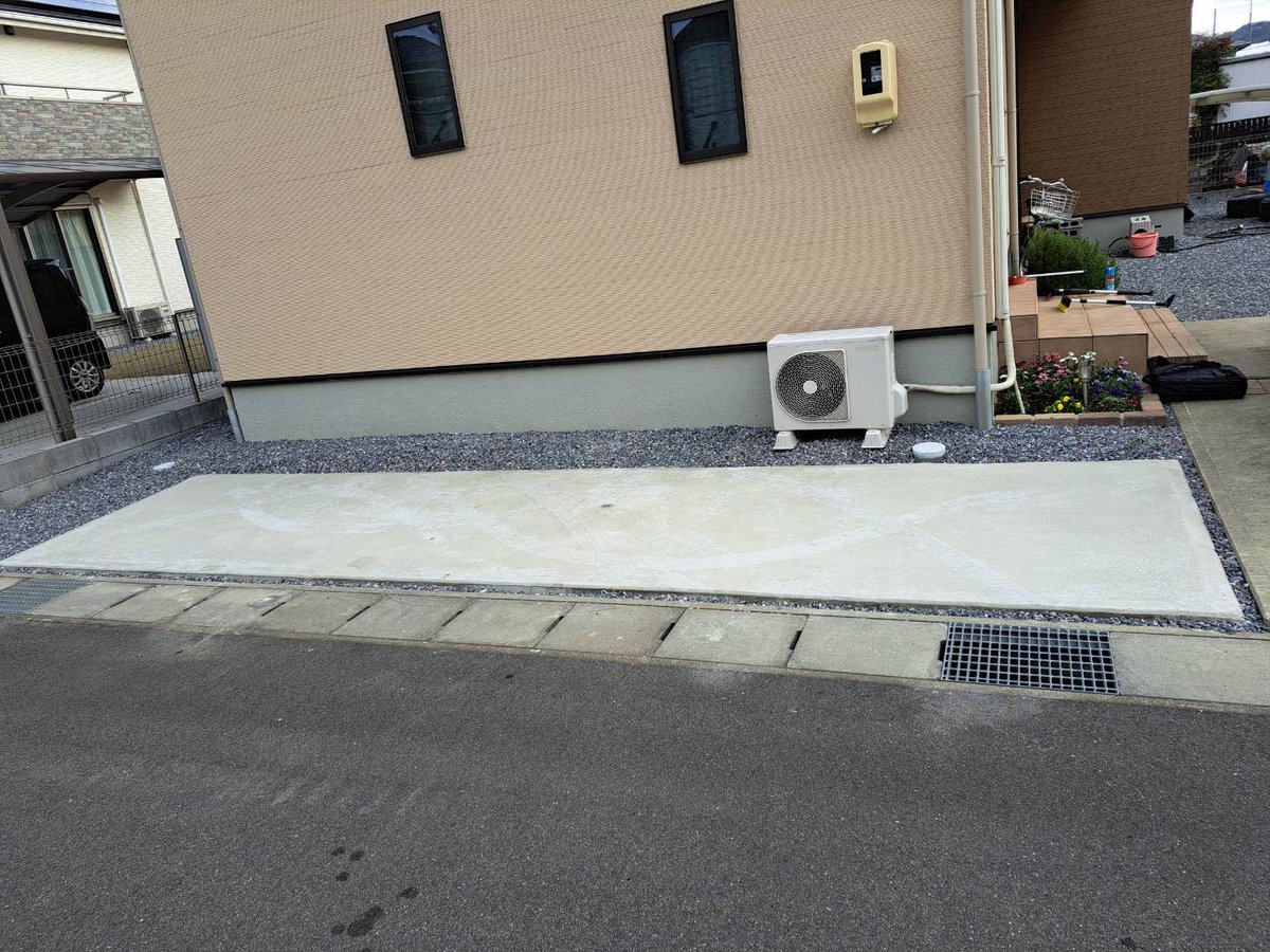 With_L_C's tweet photo. 駐車場の土間コンクリート工事が完了しました！
いままで駐車するたびに小石が道路に出てしまっていたのが、ストレスなく駐車できるようになった、と仰っていただけました！
#リフォーム　#外構リフォーム https://t.co/XYFDF46EPq