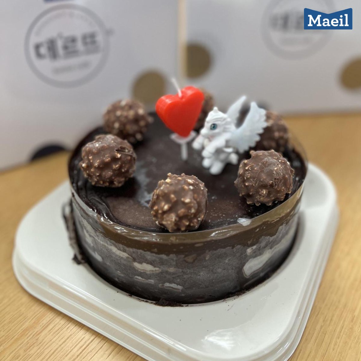 freshmaeil's tweet photo. (타래) 혼자 보기 아까운 #매데케꾸 수상작을 소개합니다🥰

사진은…옆 팀에서 직접 꾸며주신…실물 케이크…

작품명
  좌: 스트레스 살살녹아 초코초코 유니콘빔
  우: 꾸민 건 없지만 광화문 경치로 승부한다

입니다
(소중…) https://t.co/xDjc7zmwMj