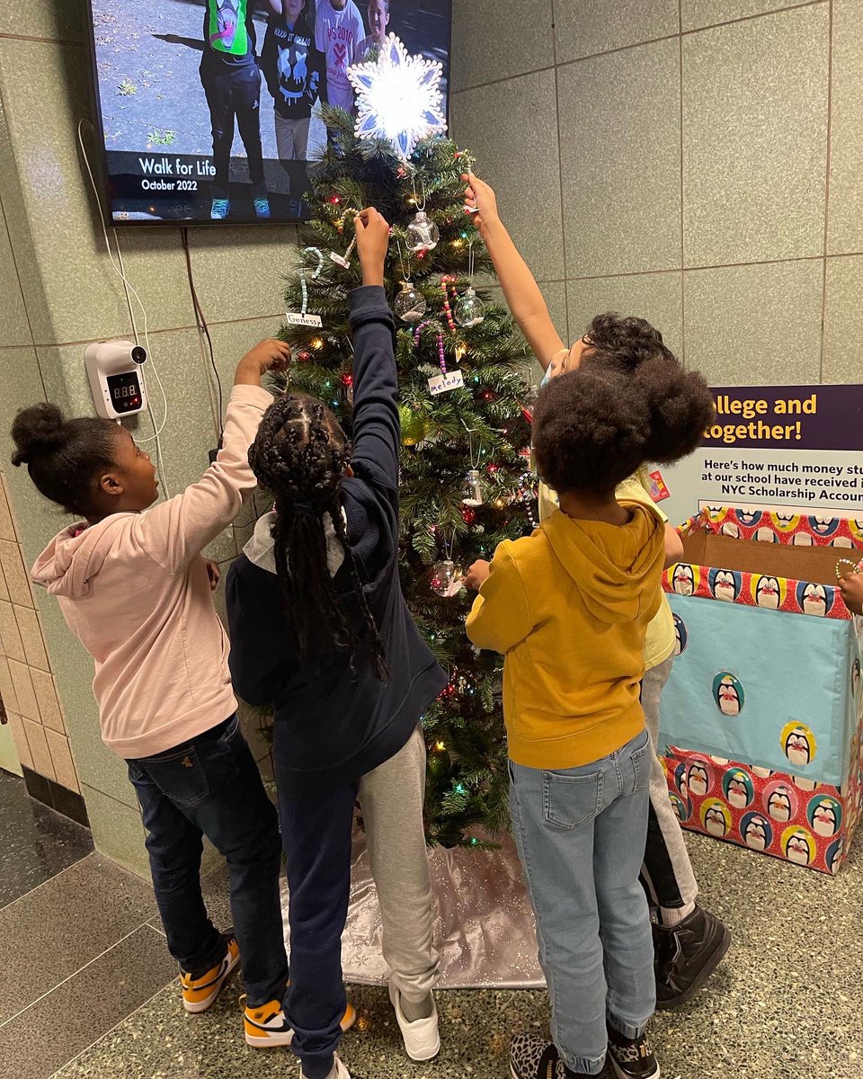 ps201tech's tweet photo. Can you code a candy cane? We used binary code to create a candy cane that represents 3 letters, or a 3-letter word. Then we used the candy canes to decorate the school tree! #csforallnyc #csedweek #nycdoe #nycdoeschools https://t.co/AauRRLBkZd