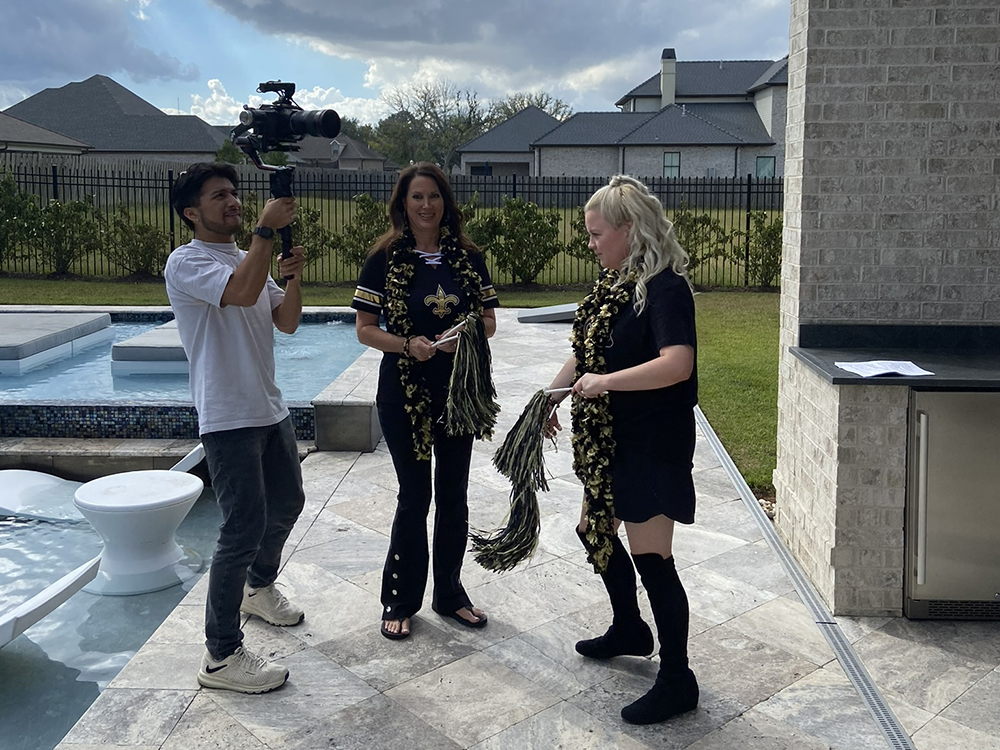 thekellywgroup's tweet photo. When you work with your friends - doing what you love - can you really even call it work?  https://t.co/BgKBMwHHL6
#ADTV   #behindthescenes  #excitingopportunity #neworleansfood  #showcaseneworleans  #lovemyjob  #thebestpeople

@commanderspala1  @craigsewing https://t.co/p8xkn01qv4