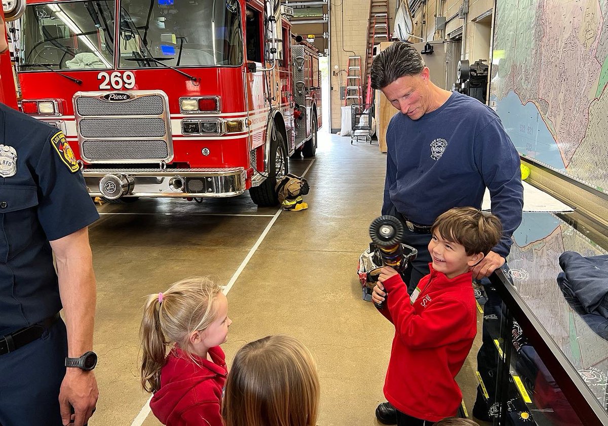 VillageSchool's tweet photo. Today TK visited Fire Station 69 on Sunset Blvd. The TKers had so many questions to ask the firefighters! TKers gave the firefighters cute thank you drawings that they made, and learned all about what firefighters do to keep us safe. 

#villageschool #palisadianpost https://t.co/pSqyfGp1T3