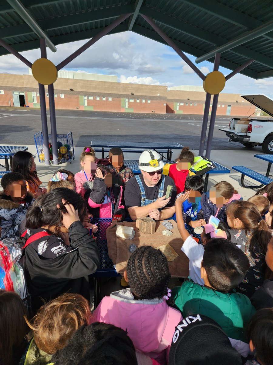 LibraryLadyLV's tweet photo. Thank you to @NNSANews for visiting our school and showing us some really cool rocks and fossils @Scott_ES_News. #STEAM https://t.co/y1aReEMZxi