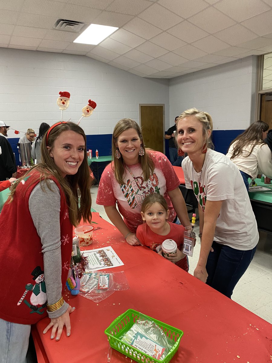 MarlaBennett1's tweet photo. Another fun Family Engagement evening with our Mound families, students and staff! Our holiday extravaganza was a hit! ⁦@MoundMustangs⁩ ⁦@BurlesonISD⁩ https://t.co/kqINWmyE07