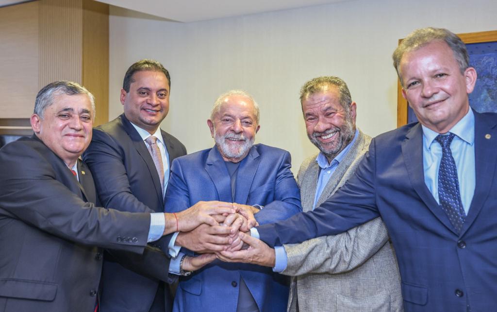 CarlosLupiPDT's tweet photo. Com nossos líderes @andrepdt12 e @wevertonrocha. Falamos com franqueza que o PDT não tem nenhuma exigência ou reivindicação ao governo @LulaOficial e que estaremos apoiando as medidas que protejam os trabalhadores e elevem os salários e o fim do teto de gastos para a área social. https://t.co/62SrJcLgLa