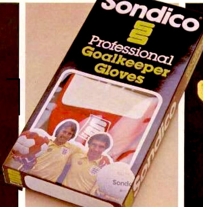 CLEMENCEOFENGL1's tweet photo. The memory of waking up to a pair of  @SondicoUK @RayClem1 Pro Goalkeeper gloves on Christmas morning to this day over 40 years on still makes me smile! These were the first pair of Foam rubber palm gloves I owned and they were brilliant!🧤⚽️🧤 @tgbjimmy https://t.co/OFykOZ0R5D