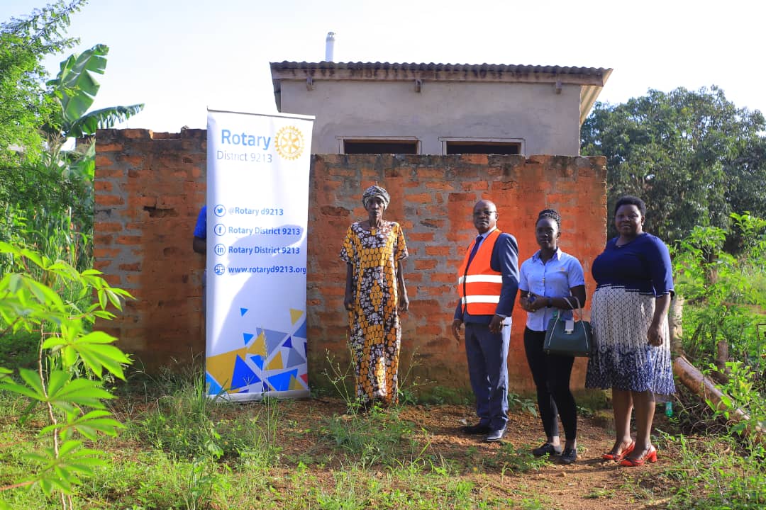 HonMikeSebalu_'s tweet photo. Rotarians of the Rotary Club of Masindi got together and took action that caused lasting change to this lady and her family. They rescued her from a collapsing and built for her a descent house. https://t.co/Rcz8yUjp7T
