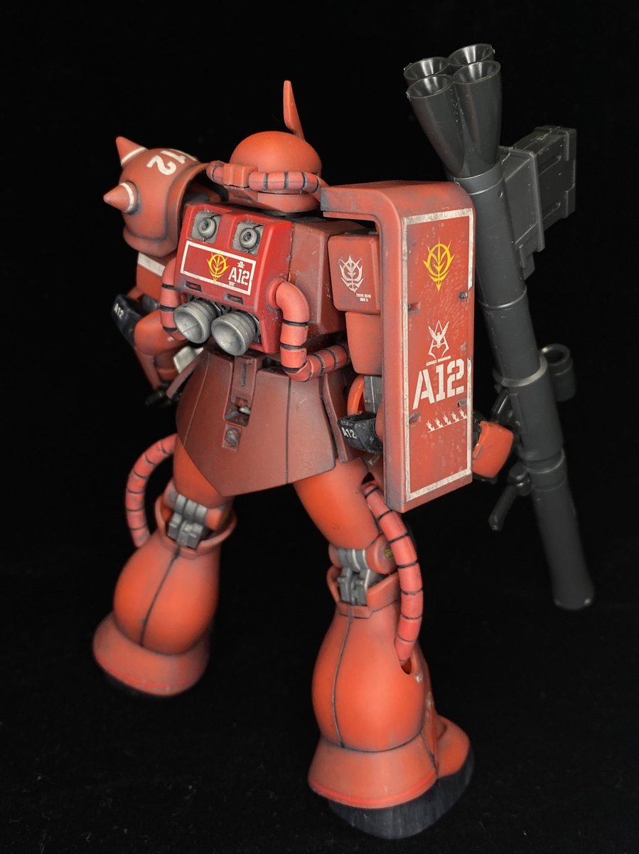 ベース限定のシャアザク作ってた。
ウェザリングカラーでちょい汚してつや消し仕上げ。
4枚目は素組み状態。 