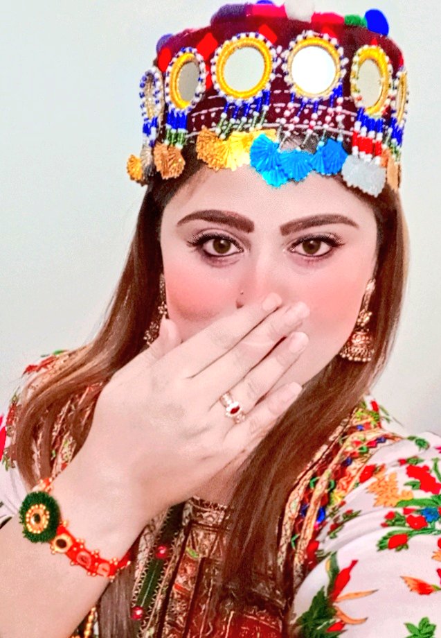 رنگ دار لباس پر ہی موقوف نہیں جلوے ہم سفید بھی پہن لیں تو غضب لگتے ہیں_🤍 #SindhiCultureDay2022 🌸