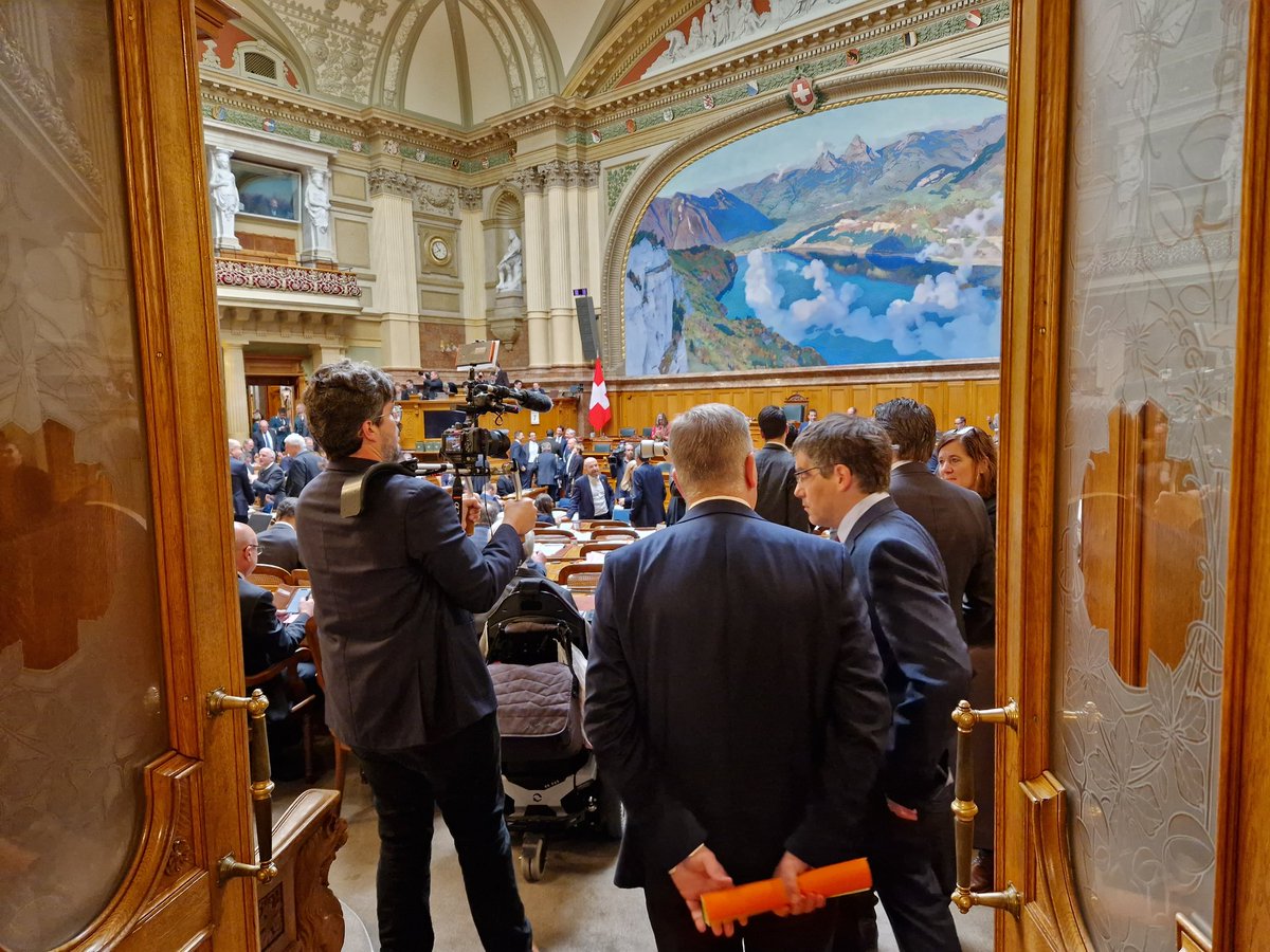 Kurz vor der BR-Wahl, das Bundeshaus brummt! #Bundesratswahlen