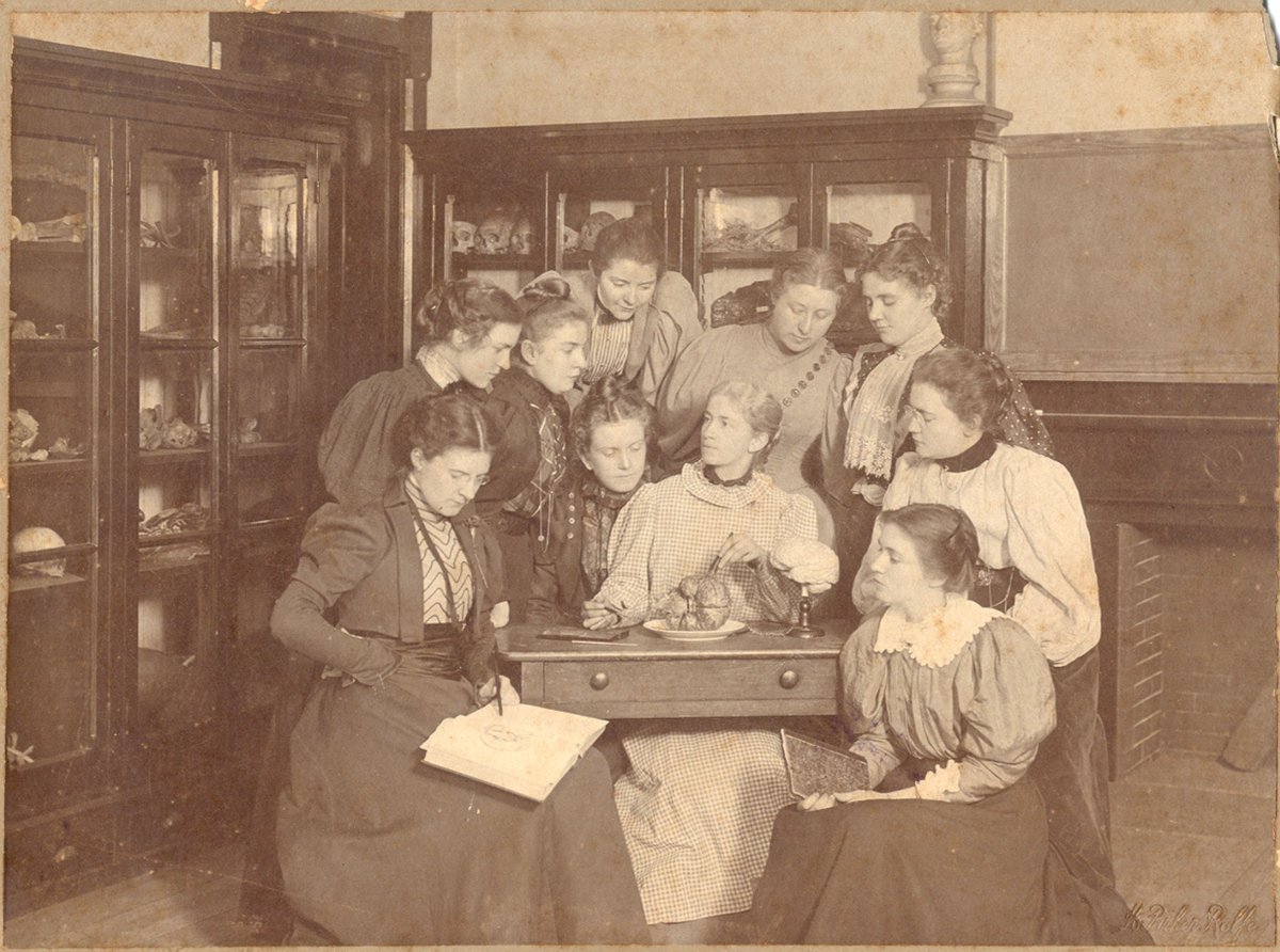OffCMCVellore's tweet photo. 1895: Ida Joins the Women's Medical College of Pennsylvania
1899: Ida qualifies as a doctor from Cornell Medical School, New York in the #first batch of #women graduates
#threeknocks #IdaScudderWeek https://t.co/aanur56pO8