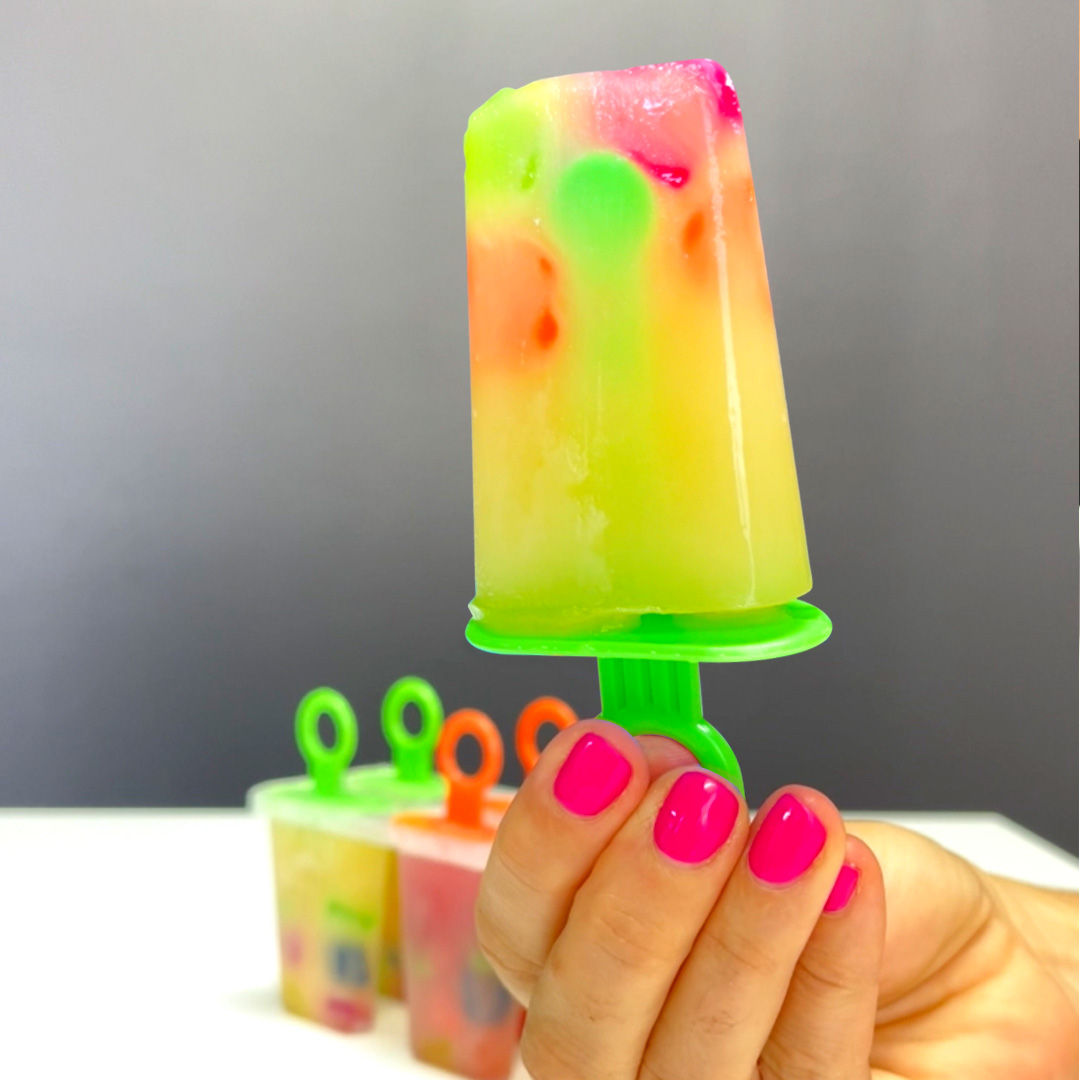 Stay cool this summer with this schweet ice lollies recipe - perfect for the kids! 

Simply fill an ice lolly mould with your favourite juice 
Add Mister Sweet Soft Gums
Place in the freezer overnight. 
Pop them out and enjoy!

#MisterSweetDezemba
