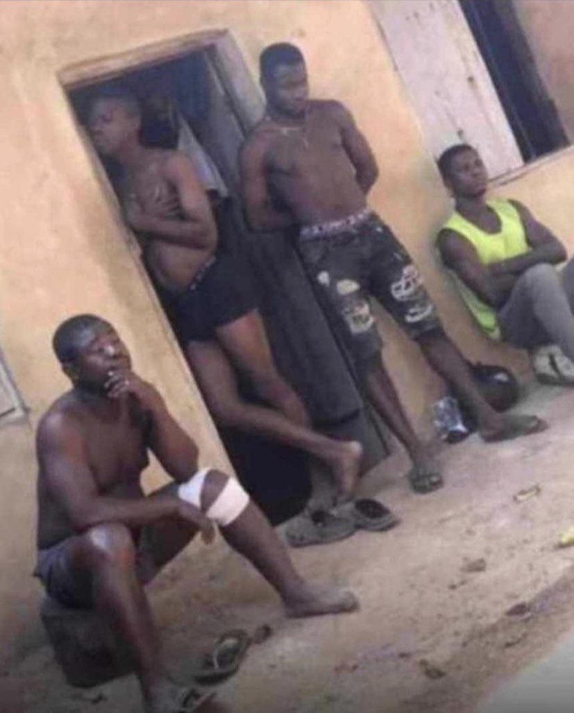 de_excel5's tweet image. Person wey get house dey use room😒Na me wear black boxer