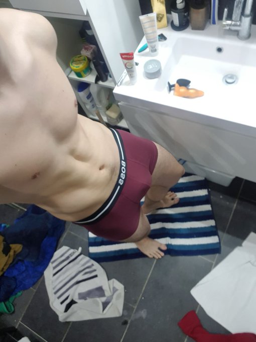 Petite photo du matin, avec une tenue d&eacute;contract&eacute;e avant de partir au boulot. Tu appr&eacute;cies la vue ? https://t<a href="/tag/maqueue"class="tags"><span>#maqueue</span></a>