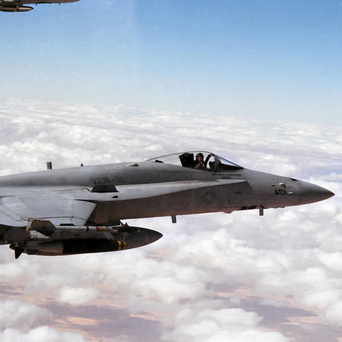 Roberto_yeager's tweet photo. Ah!Los buenos viejos tiempos...#ColdWar (at the end) #DesertStorm #ALBVT
Dos #MigKillers, los #Hornet del Cte Mark Fox y el Tte Nicholas “Mongo” Mongillo, luciendo las #KillMark que rememoran el derribo de sendos #MiG-21 (o #Chengdu F-7 según otros) iraquies el 17-01-1991 #FA18 https://t.co/vij2a0WWST