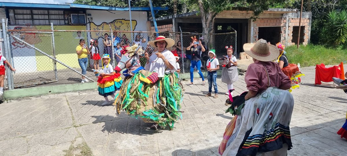 ue_033's tweet photo. Gran parrandón navideño en nuestra escuelita GABINO RIOS QUINTANA, gracias totales. @MPPEDUCACION @_LaAvanzadora @ZonaEducTachira @Berzabethg1 @Crazet2011 @2018Cra @educacion_junin @canea_cra https://t.co/SsWX3k1sCP