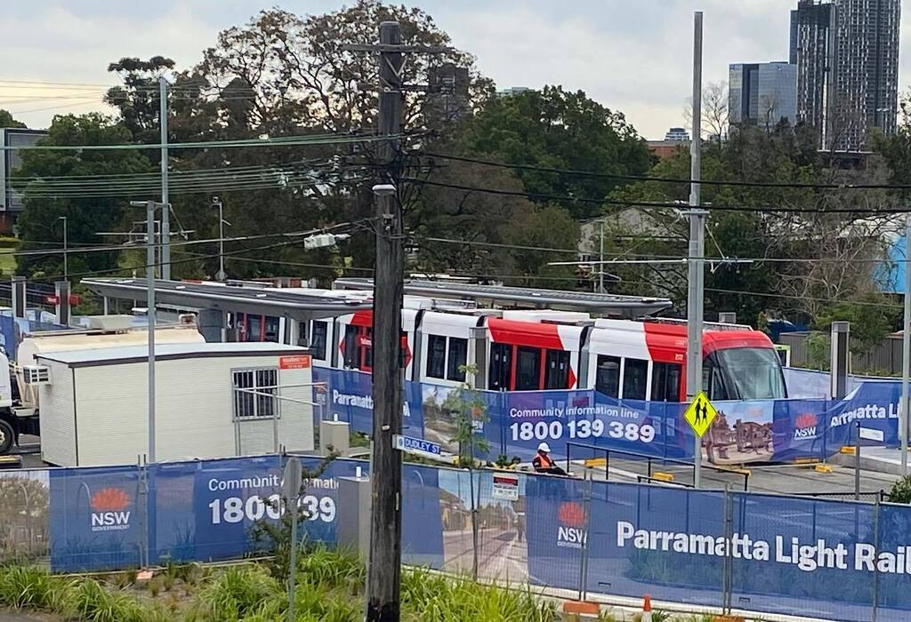 albert3801's tweet photo. First tram arrives for the Parramatta Light Rail. Tram 2172 at Yallamundi this afternoon.
#parramattalightrail #yallamundi #rydalmere #tram #lightrail #parramatta #lightrail @sydney_trains_vlogs_youtube https://t.co/uwMSavkSlZ https://t.co/WpI1Ha54kO