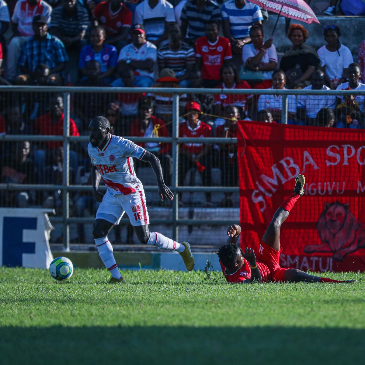 SimbaSCTanzania's tweet image. Onyango akitimiza jukumu aliloagizwa na Wanasimba 😇

#NguvuMoja