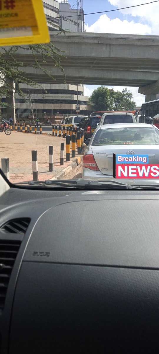 _Kyev's tweet image. Dear @NPSOfficial_KE why would a matatu block the last lane and keep us waiting while a traffic officer is there doing nothing?
@Ma3Route