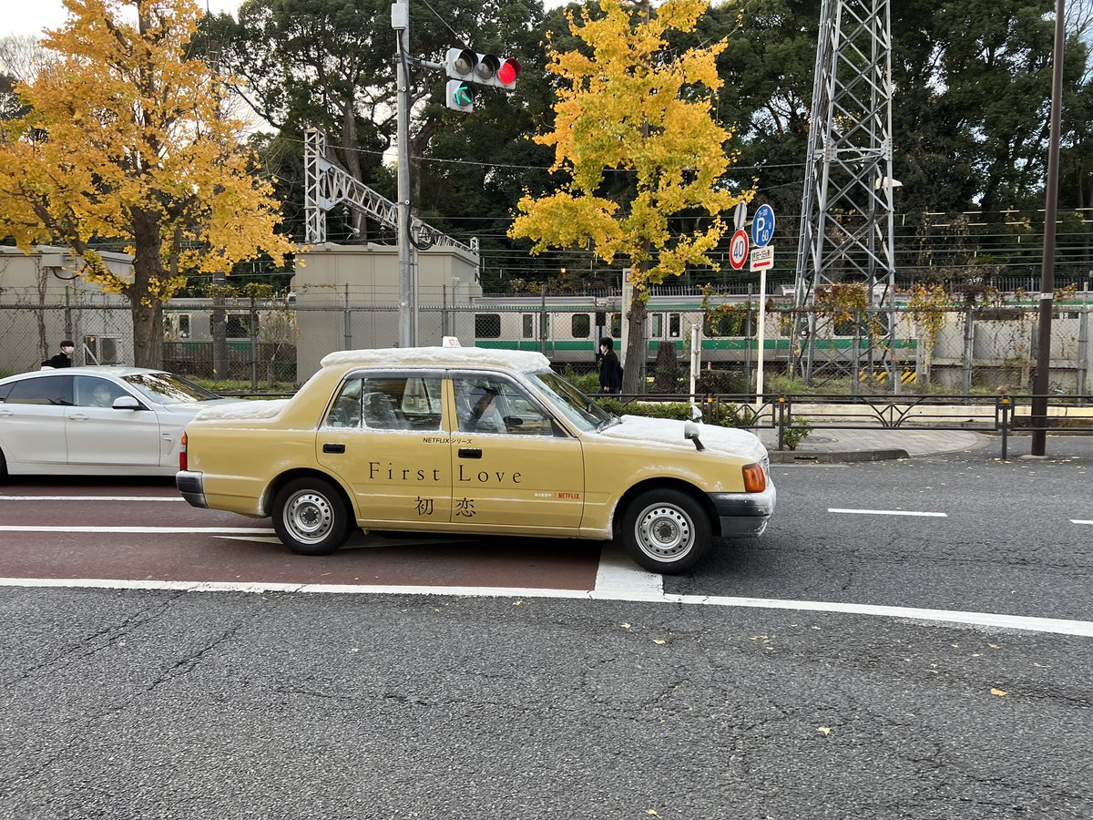 RyoIRISAWA's tweet photo. めっちゃ雪積もってるタクシーがいて、どんなところから走って来たの？！って思ったらNetflixのキャンペーンだった。
アドトラックより地味だけどディテールのクオリティが高くてグッと引き込まれる。First Love観てみようかなー。 https://t.co/rMnVuju0xw