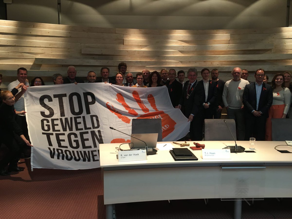maas_sor's tweet photo. De #gemeenteraadmaassluis steunt massaal de #OrangeTheWorld campagne. Nog meer #medestanders #stopgeweldtegenvrouwen https://t.co/0dr9ro03dN