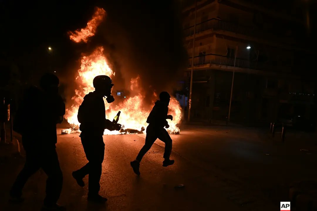 Protesters clash with police in #Thessaloniki, #Greece, Dec. 6, 2022. About 6,000 people marched Tuesday night in Thessaloniki to remember the 2008 shooting.
Photo <a href="/AP_Images/">AP Images</a> /<a href="/JohnPapanikos/">Giannis Papanikos</a>
#Γρηγοροπουλος 
#16χρονος 
#ρομα 
#Θεσσαλονίκη