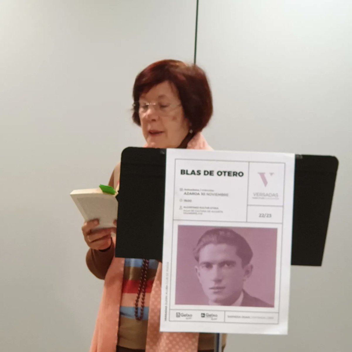 mirenepalacios's tweet photo. Una muestra de lo vivido el pasado miércoles, 30 de noviembre. Poesía de Blas de Otero y declamacion propia.
#Gracias 
#Versadas 
#auladecultura 
#getxo 
#Algorta 
#poesía 
#poetry 
#poetrycommunity 
#writer
#writerscommunity 
#MirenEPalacios 
#Gracias 
https://t.co/k7hQfARJ99 https://t.co/gxiVCPLN4n