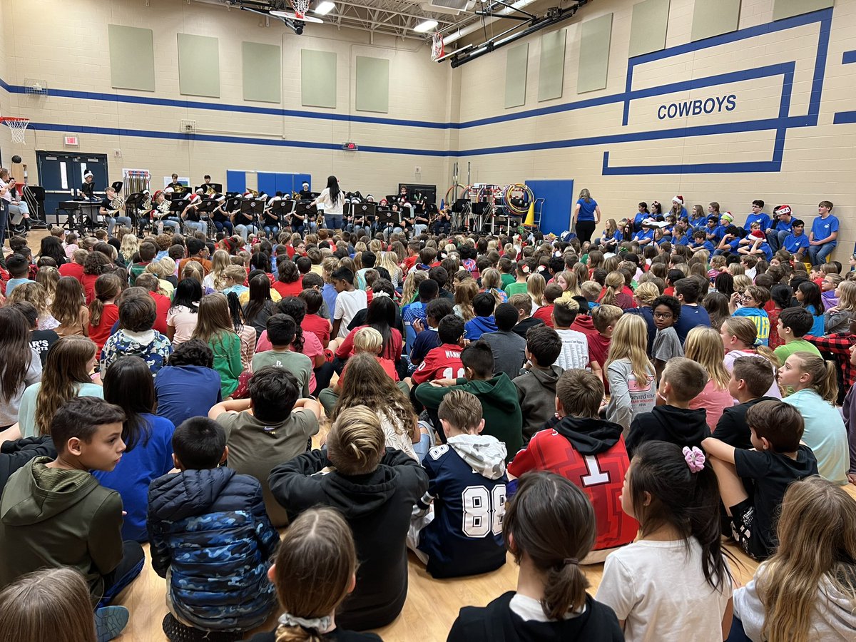 CESGalloway's tweet photo. 2 fun @CESCowboys events today - The CMS band and choir spread Christmas cheer this afternoon! Then tonight the 3rd graders performed at a GHS JV 🏀game halftime. They were bouncing away to Jingle Bells! It was great, @CESPECoachBaze and @CESPECoachHall! ❤️💚 https://t.co/Jcgs2JtG2l