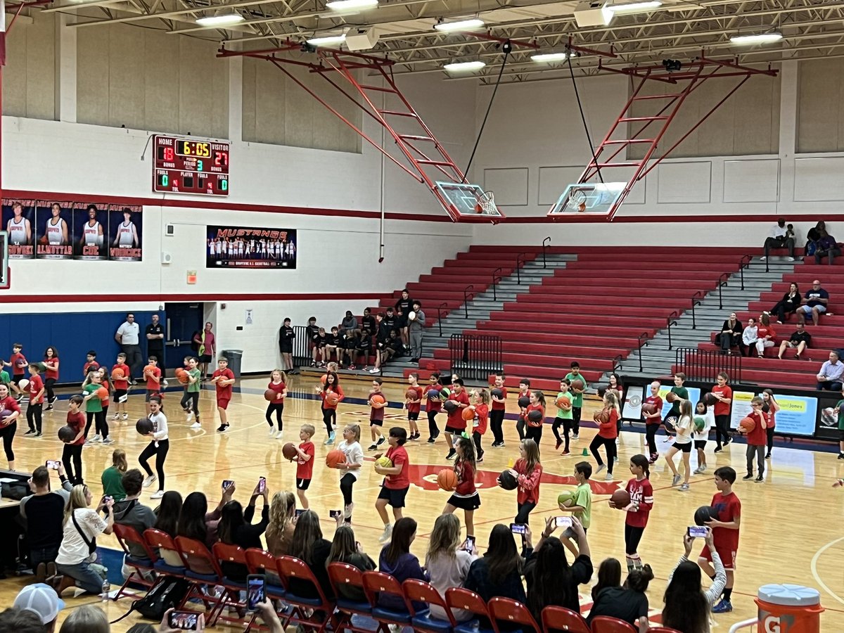 CESGalloway's tweet photo. 2 fun @CESCowboys events today - The CMS band and choir spread Christmas cheer this afternoon! Then tonight the 3rd graders performed at a GHS JV 🏀game halftime. They were bouncing away to Jingle Bells! It was great, @CESPECoachBaze and @CESPECoachHall! ❤️💚 https://t.co/Jcgs2JtG2l