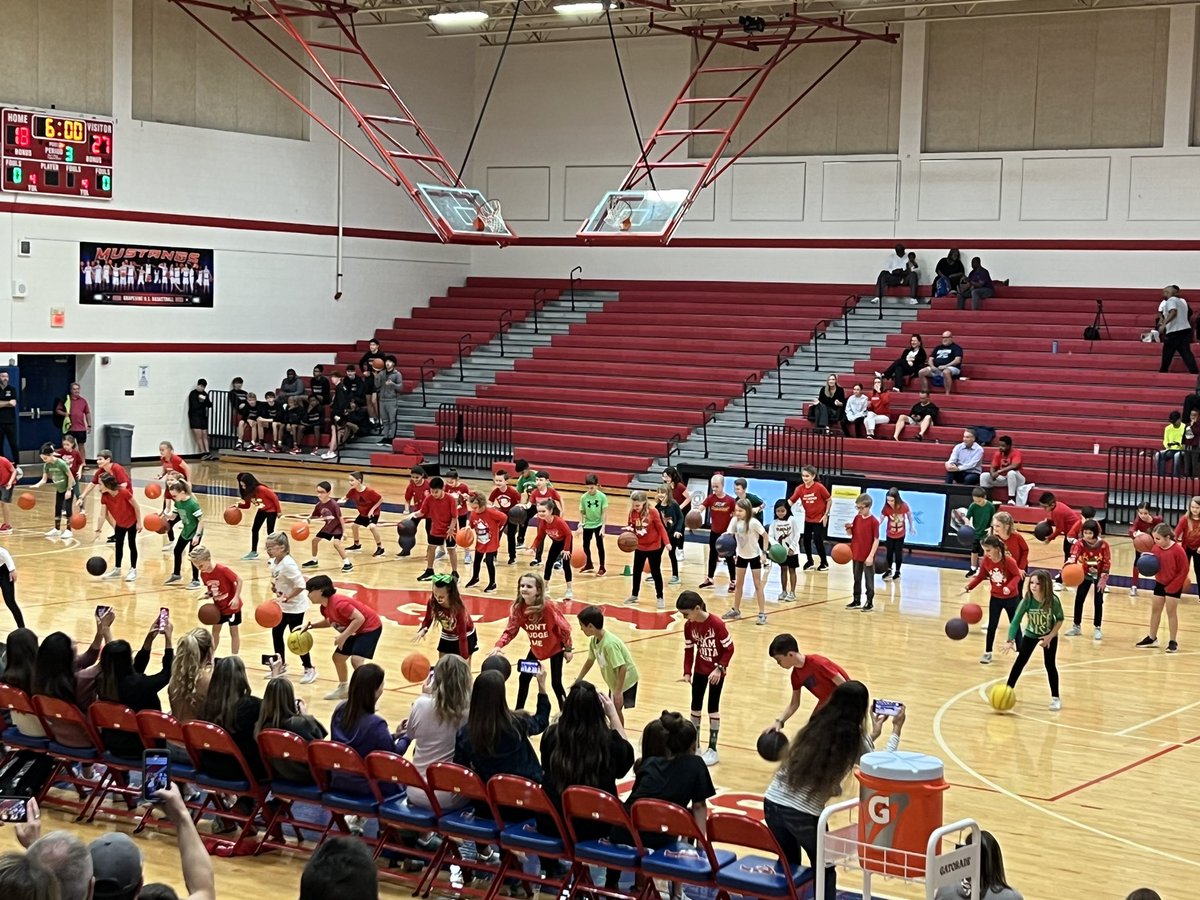 CESGalloway's tweet photo. 2 fun @CESCowboys events today - The CMS band and choir spread Christmas cheer this afternoon! Then tonight the 3rd graders performed at a GHS JV 🏀game halftime. They were bouncing away to Jingle Bells! It was great, @CESPECoachBaze and @CESPECoachHall! ❤️💚 https://t.co/Jcgs2JtG2l