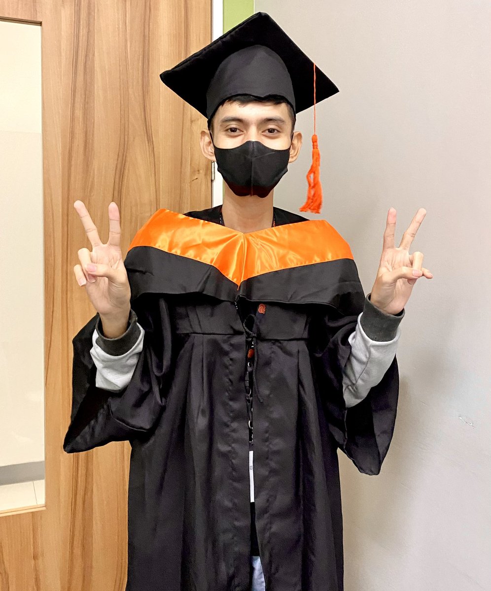 runersantos_'s tweet photo. Happy graduation day 🎉 https://t.co/HiWpx3Z2AC