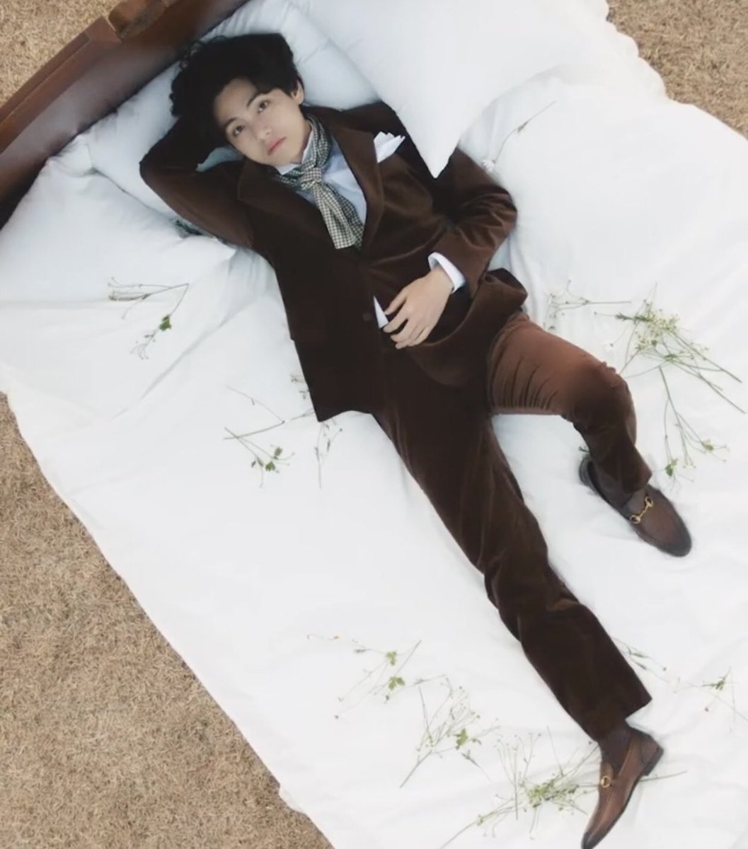 vanteficient's tweet photo. THE BED THE SUIT THE MAN!! KIM TAEHYUNG IS INSANE FOR THIS https://t.co/9chjJkWLRs