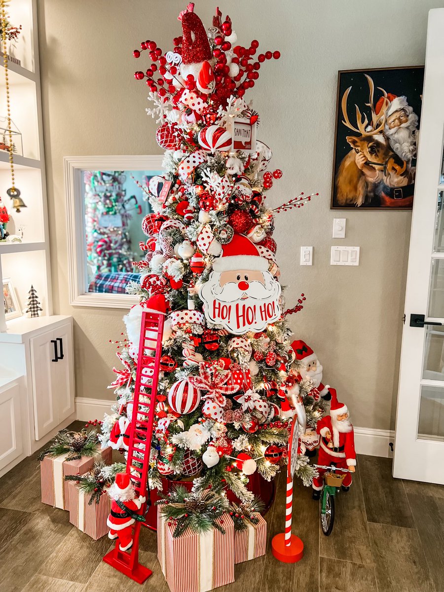 J_Garner2's tweet photo. @NBAonTNT, that Christmas tree behind @SHAQ needs some serious work. My girl got you if you need it. @TheJetOnTNT @TurnerSportsEJ @ReggieMillerTNT https://t.co/zE4RI73HKI