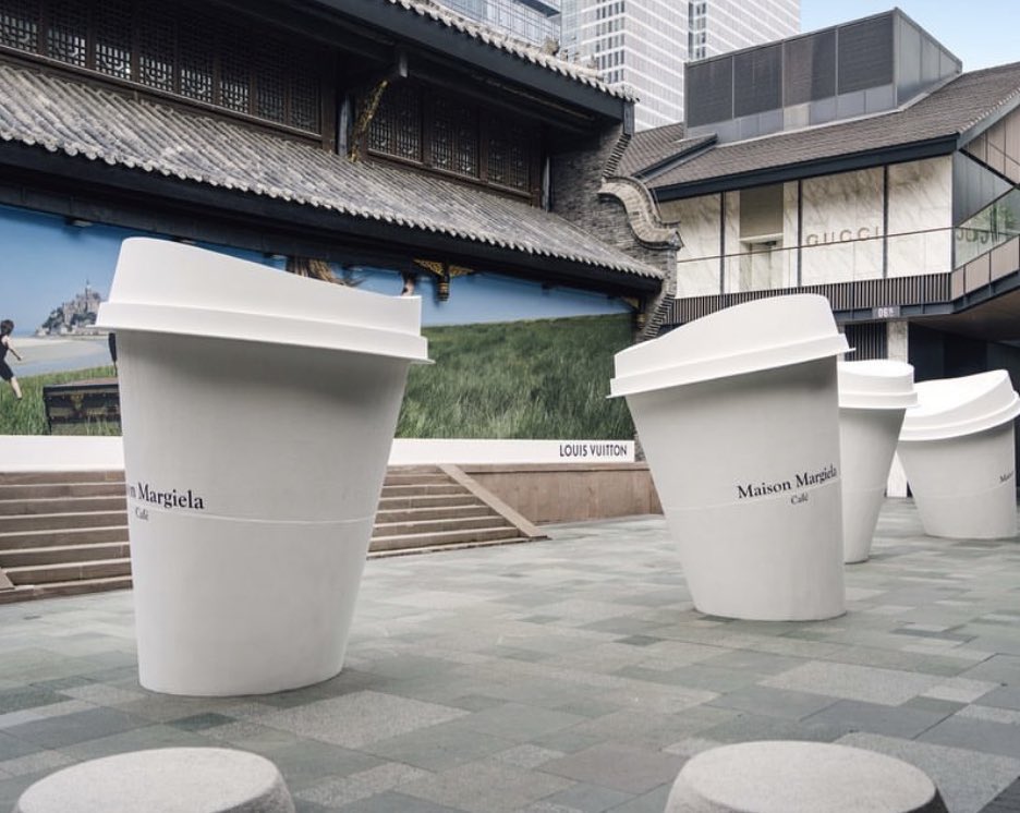 blackblancblank's tweet photo. ソウルにマルジェラカフェ。このオワコンな流れを誰か止めて。本気でブランド名を変えてほしい。 https://t.co/2DCPtRlsXS