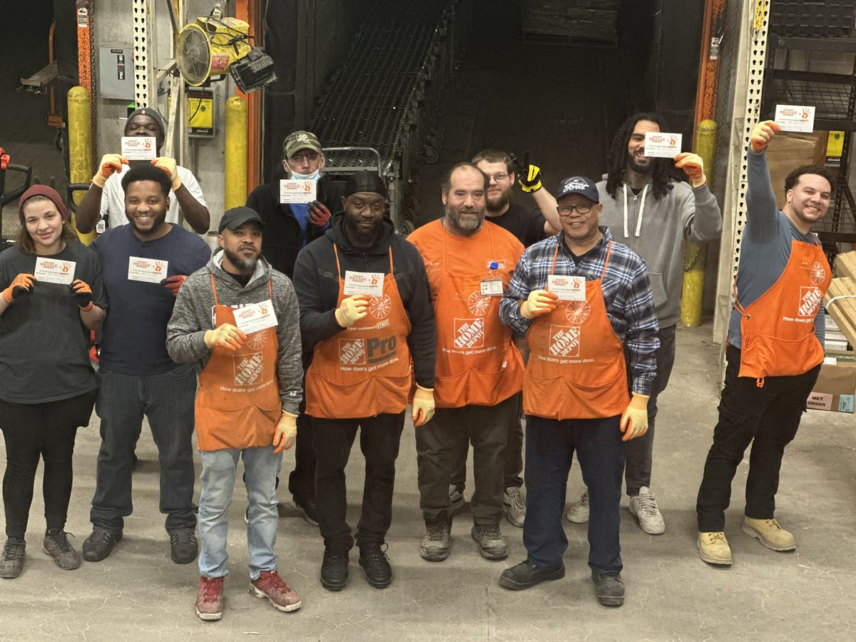 JPerkinsGooden's tweet photo. #Freightappreciationweek Thank you to this wonderful group of associates I’ve had the pleasure of working with this last year. It’s been far from easy but as family we managed!! D38/93 586 days safe!!! @BobMcdougald @collinshd https://t.co/nhRotw6JMU