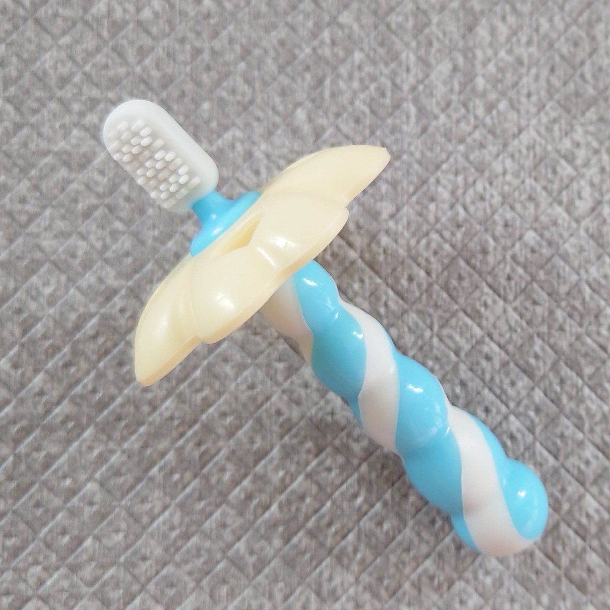 【注意喚起】
先日、うちの子(0歳)が画像の西松屋自社ブランド商品で怪我をしました

ニコニコしながらトレーニング歯ブラシを咥えようとしたところ、口にプレートごとはまりました
眼の前で親が監督し、特に異常な動作などなく真っ直ぐ口に咥えようとしただけでした
プレートを慌てて取りのぞくと→