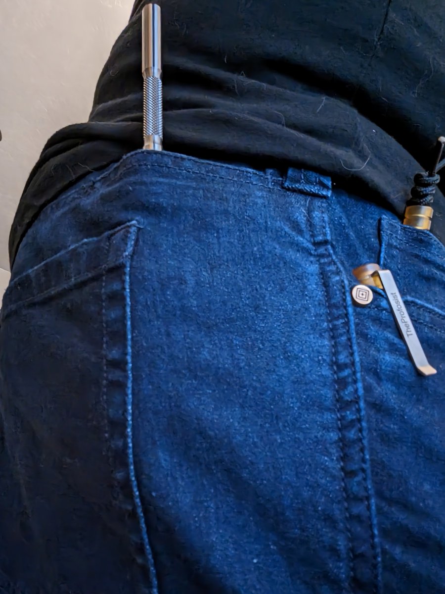 TheProfosist's tweet image. My @511Tactical pants have a #LTTscrewdriver pocket! #TechLife #ToolTip