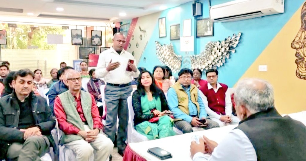 paras_naresh's tweet photo. ADG Sir से संवाद
ऑटो में तेज आवाज के साथ अश्लील और द्विअर्थी गाने बजने से महिलाएं और लड़कियां शर्मिंदगी महसूस करती हैं। ऑटो चालकों को वर्दी और नेम प्लेट लगाना अनिवार्य किया जाए। जिससे घटना होने पर उन्हें ट्रेस किया जा सके। @adgzoneagra @Rajeevkrishna69 @agrapolice #NareshParas https://t.co/zROL5jZACX
