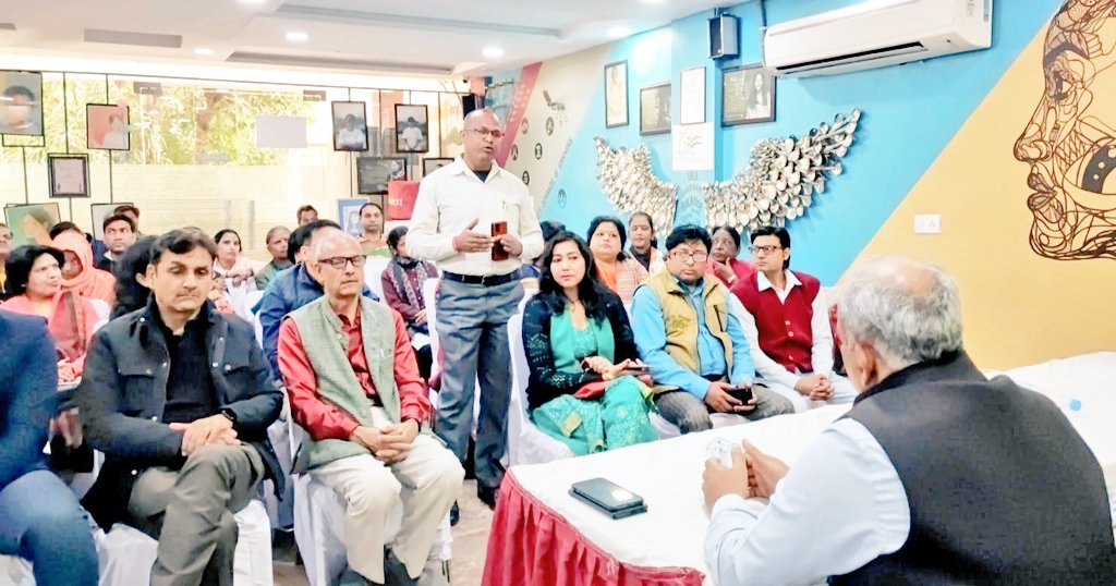 paras_naresh's tweet photo. ADG Sir से संवाद
ऑटो में तेज आवाज के साथ अश्लील और द्विअर्थी गाने बजने से महिलाएं और लड़कियां शर्मिंदगी महसूस करती हैं। ऑटो चालकों को वर्दी और नेम प्लेट लगाना अनिवार्य किया जाए। जिससे घटना होने पर उन्हें ट्रेस किया जा सके। @adgzoneagra @Rajeevkrishna69 @agrapolice #NareshParas https://t.co/zROL5jZACX