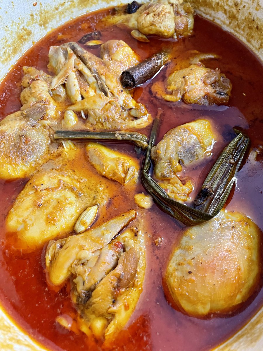 rosapollock's tweet photo. Sia-sia dong nenek moyang dari Gujarat kalo keturunannya ga jago bikin Kari Ayam.
#Indonesianchickencurry #Indianinfluence https://t.co/d2ZhxMihOE