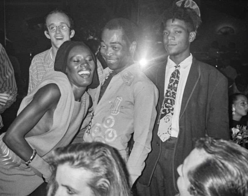 60sto70sto80s's tweet photo. Midtown Manhattan, NYC (1986). Keith Haring, Grace Jones, Fela Kuti, and Jean-Michel Basquiat enjoy their time at Mr. Chow restaurant on 57th Street. Photographed by Andy Warhol. https://t.co/CbMuBEa7a8