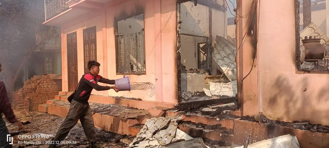 Chanapai247's tweet photo. Photos released in the aftermath of junta soldiers' arson attack in #ShweBonThar village of Myaung township — the arson attack was carried out in the morning of December 6. Besides, an old lady aged 70 was reported to have been SHOT by junta soldiers on Dec 5.
#2022Dec7Coup https://t.co/DqtFna0hFR
