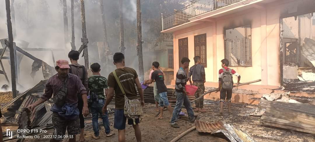 Chanapai247's tweet photo. Photos released in the aftermath of junta soldiers' arson attack in #ShweBonThar village of Myaung township — the arson attack was carried out in the morning of December 6. Besides, an old lady aged 70 was reported to have been SHOT by junta soldiers on Dec 5.
#2022Dec7Coup https://t.co/DqtFna0hFR