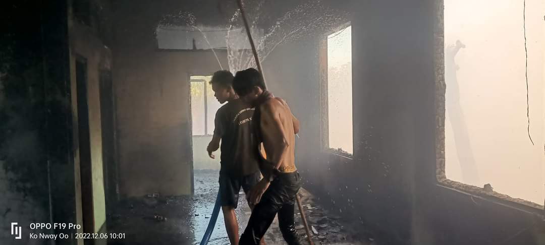 Chanapai247's tweet photo. Photos released in the aftermath of junta soldiers' arson attack in #ShweBonThar village of Myaung township — the arson attack was carried out in the morning of December 6. Besides, an old lady aged 70 was reported to have been SHOT by junta soldiers on Dec 5.
#2022Dec7Coup https://t.co/DqtFna0hFR
